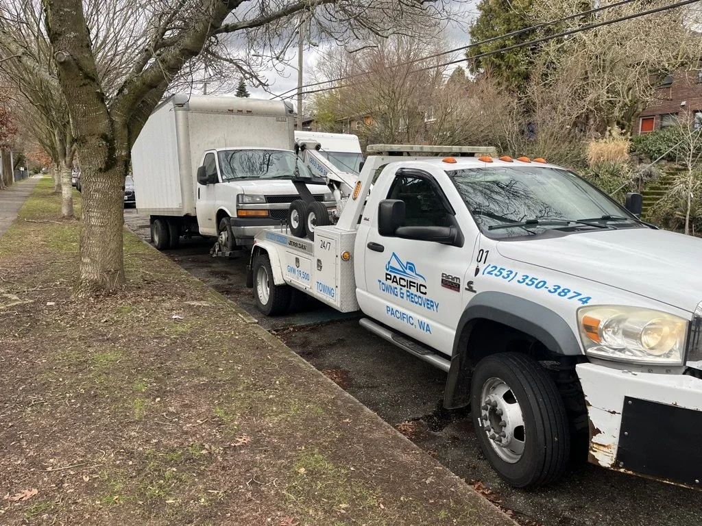 Emergency Response 24/7 emergency tow truck in Pacific, WA responding to a roadside accident with red warning lights